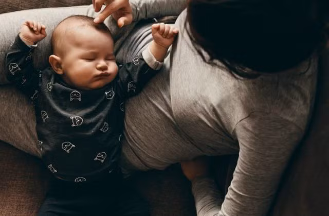 Vì sao có trẻ sinh ra mái tóc dày như bờm sư tử nhưng có trẻ chỉ 1 chỏm? ảnh 5