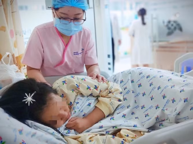 Bé N.T.N được cấp cứu tại Bệnh viện Nhi đồng TPHCM sau khi uống thuốc sâu quyên sinh vì bị bạn bè tẩy chay. Ảnh: BVCC