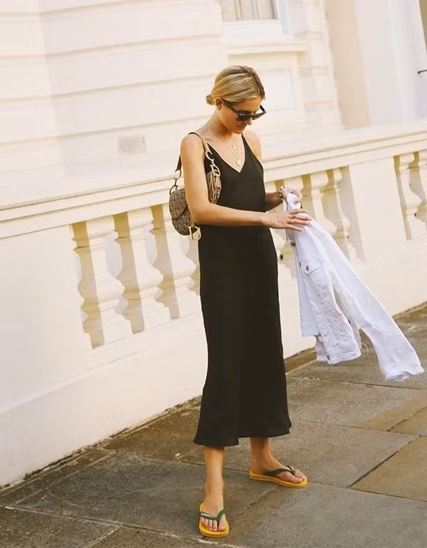 Tuy là dép tông nhưng khi mix đồ lên bạn vẫn trông giống street style thực thụ.