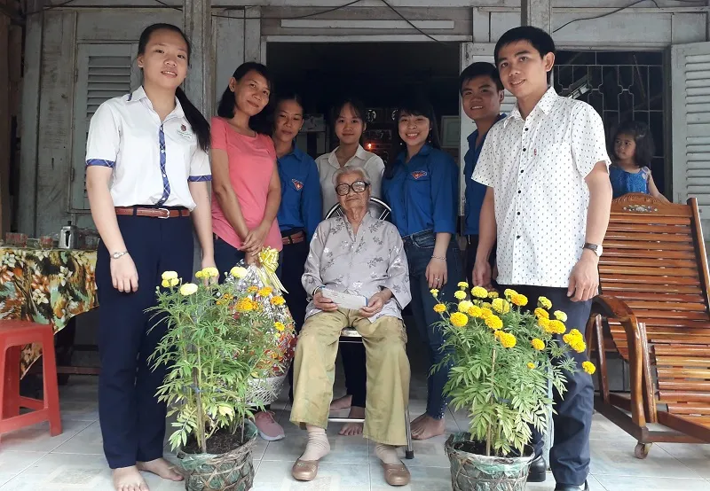 Thầy, trò Trường THPT Cao Lãnh 2 (Đồng Tháp) thăm hỏi Mẹ Việt Nam Anh hùng Nguyễn Thị Ngọc. Ảnh tư liệu
