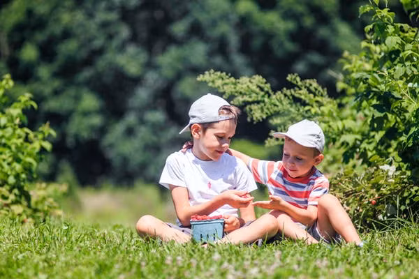 Một số trẻ thờ ơ với sự bất bình đẳng. Ảnh minh hoạ