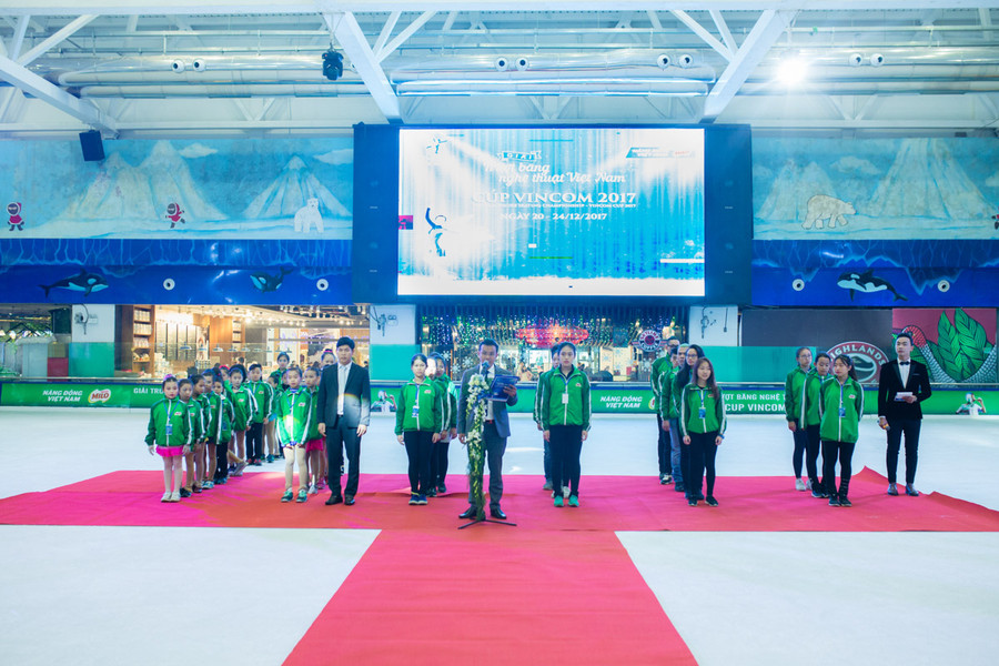 Tối 24/12 vừa qua, đêm chung kết và lễ trao Giải trượt băng nghệ thuật Việt Nam do Tổng cục Thể dục thể thao Việt Nam phối hợp cùng Công ty cổ phần Vincom Retail và Asian Skating Union tổ chức đã diễn ra vô cùng sôi động tại Sân trượt băng Vincom Ice Rink Royal City (Hà Nội).