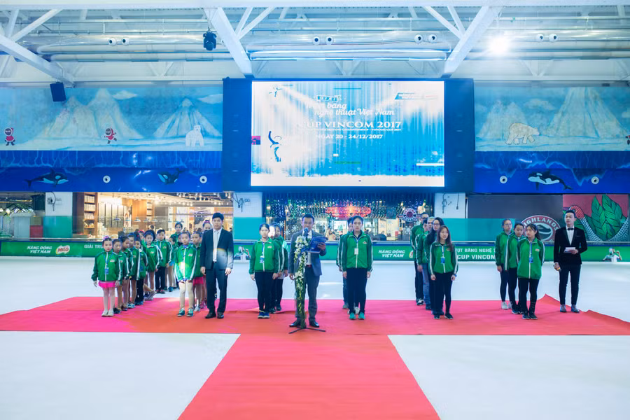 Tối 24/12 vừa qua, đêm chung kết và lễ trao Giải trượt băng nghệ thuật Việt Nam do Tổng cục Thể dục thể thao Việt Nam phối hợp cùng Công ty cổ phần Vincom Retail và Asian Skating Union tổ chức đã diễn ra vô cùng sôi động tại Sân trượt băng Vincom Ice Rink Royal City (Hà Nội).