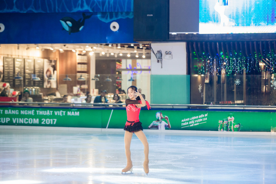 Trần Khánh Linh với màn trình diễn rất ấn tượng của mình Khi đươc hỏi về dự định trong tương lai, chị Trang cho biết gia đình sẽ tiếp tục ủng hộ con theo đuổi ước mơ. Đặc biệt, chị bật mí trong tháng 2 tới, Khánh Linh sẽ tham dự khoá tập huấn tại Úc để chuẩn bị cho các giải đấu quốc tế.