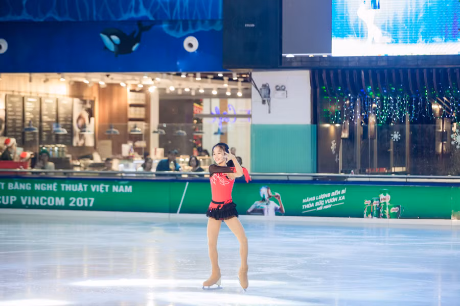 Trần Khánh Linh với màn trình diễn rất ấn tượng của mình Khi đươc hỏi về dự định trong tương lai, chị Trang cho biết gia đình sẽ tiếp tục ủng hộ con theo đuổi ước mơ. Đặc biệt, chị bật mí trong tháng 2 tới, Khánh Linh sẽ tham dự khoá tập huấn tại Úc để chuẩn bị cho các giải đấu quốc tế.
