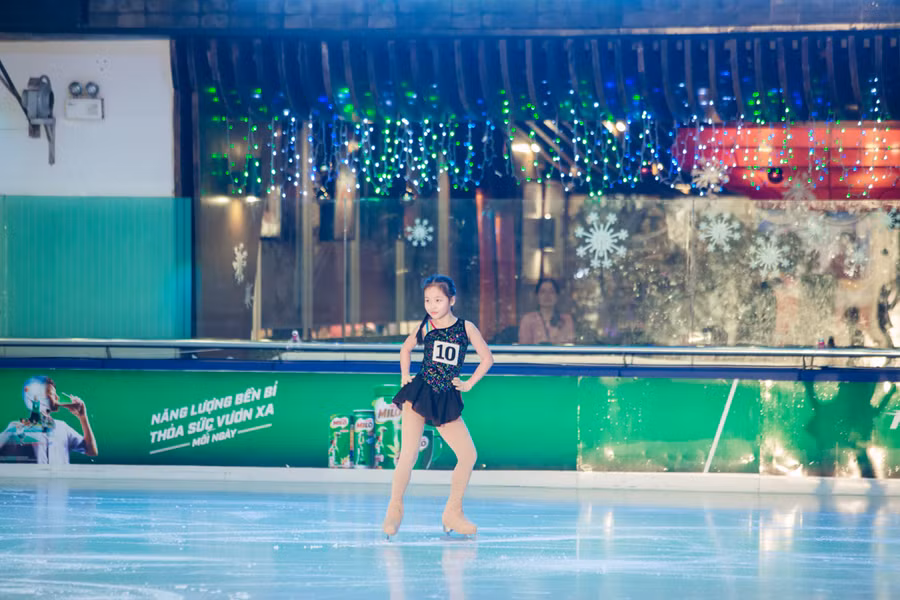 Cúp Vincom mùa thứ 3 khởi động từ ngày 22/12 với các hoạt động tập huấn cho cả thí sinh và trọng tài. Giải đấu thu hút 50 thí sinh từ 7 tới 23 tuổi, phân về 6 cấp độ: Senior, Junior, Basic Novice B, Basic Novice A, Pre-Novice và Juvenille, dựa trên tiêu chí độ tuổi và nội dung thi.