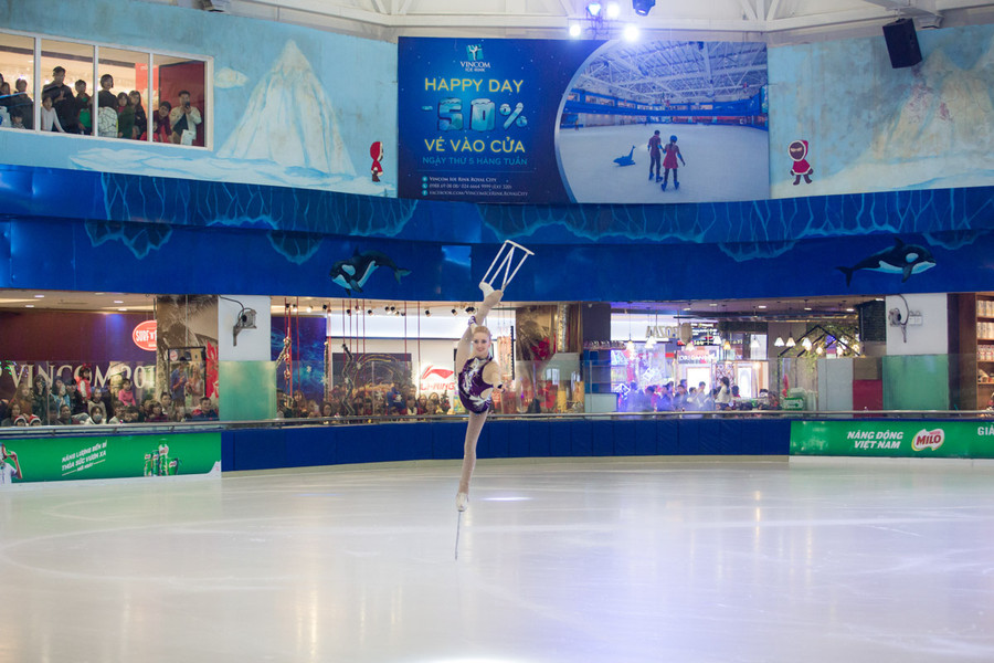 Không chỉ được mãn nhãn với phần thi của các thí sinh, khán giả đêm Chung kết còn được chiêm ngưỡng nhiều màn biểu diễn điêu luyện, mang đậm màu sắc lễ hội của các huấn luyện viên quốc tế và trọng tài.