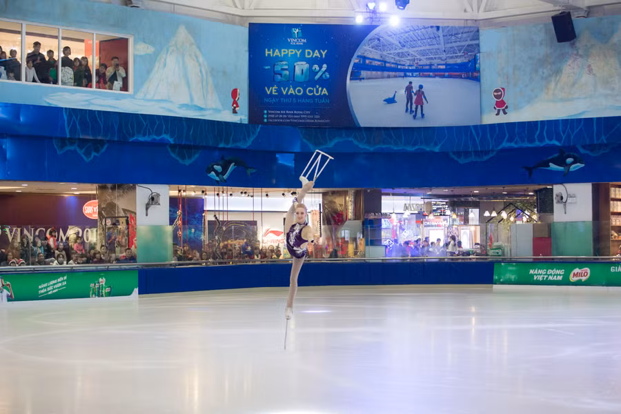 Không chỉ được mãn nhãn với phần thi của các thí sinh, khán giả đêm Chung kết còn được chiêm ngưỡng nhiều màn biểu diễn điêu luyện, mang đậm màu sắc lễ hội của các huấn luyện viên quốc tế và trọng tài.