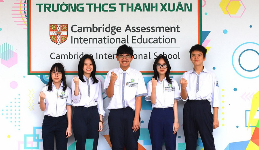 Nhóm học sinh thực hiện dự án &quot;Phát triển và kinh doanh mặt nạ SF tích hợp bình ôxy sử dụng trong phòng cháy và phòng độc&quot;. Ảnh: TG