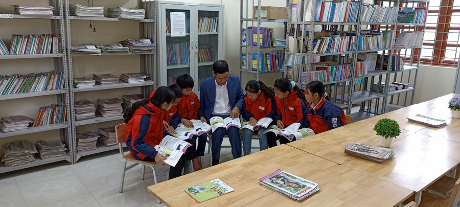 Thầy Đỗ Thế Tùng cùng học trò trong thư viện của trường. Ảnh: NVCC Thầy Đỗ Thế Tùng cùng học trò trong thư viện của trường. Ảnh: NVCC