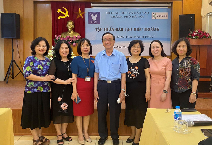 Ông Đặng Tự Ân (giữa) và các chuyên gia, nhà giáo tại buổi tập huấn cho hiệu trưởng về trường học hạnh phúc. Ảnh: NVCC Ông Đặng Tự Ân (giữa) và các chuyên gia, nhà giáo tại buổi tập huấn cho hiệu trưởng về trường học hạnh phúc. Ảnh: NVCC
