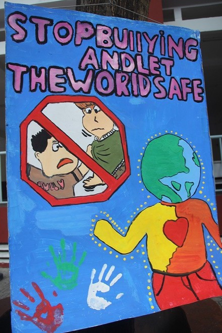 Vẽ tranh với chủ đề Anti-Bullying Day treo ở sân trường.