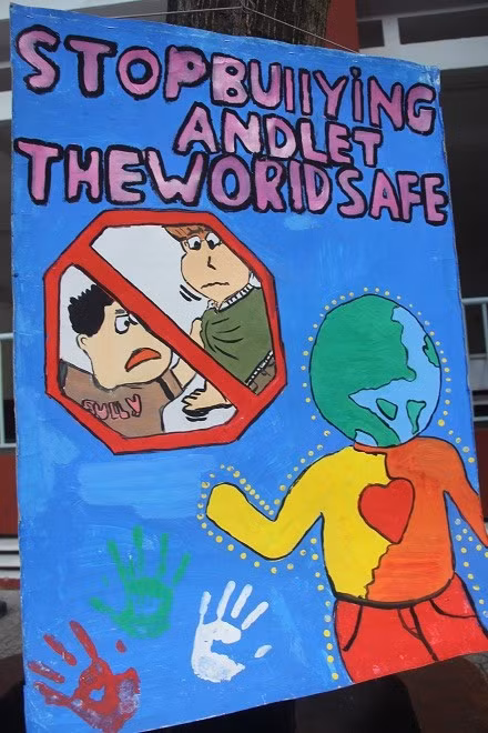 Vẽ tranh với chủ đề Anti-Bullying Day treo ở sân trường.