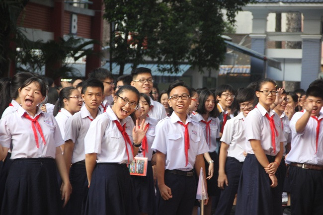 Hãy bắt đầu ngày mới tới trường, vẫy tay chào, nở nụ cười thân thiện với các bạn ở trường