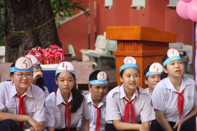 Học sinh rất hào hứng khi tham gia trò chơi trả lời câu hỏi về Phòng, chống bạo lực học đường.