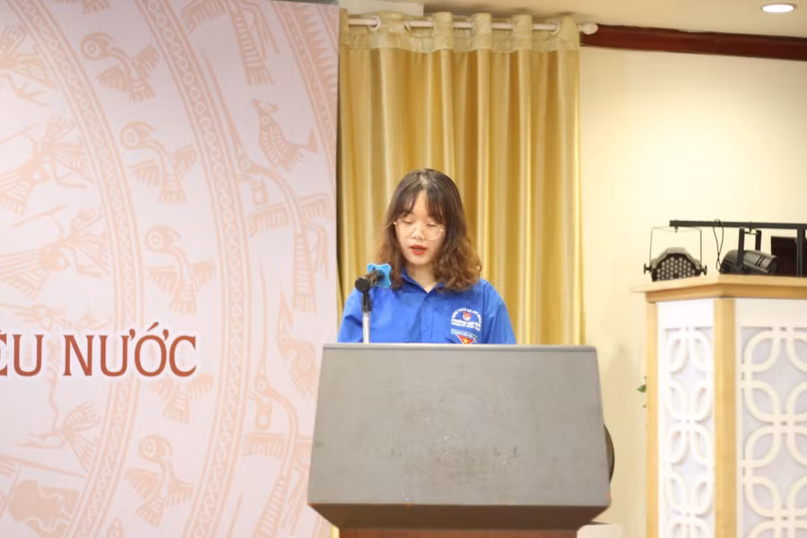 Sinh viên Nguyễn Thị Phương Anh, Trường Đại học kinh tế Quốc dân phát biểu hưởng ứng Cuộc thi.