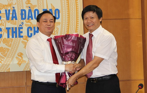 Ông Nguyễn Thanh Đề - quyền Vụ trưởng Vụ GDTC (bên phải)- tặng hoa chúc mừng ông Trần Văn Lam Ông Nguyễn Thanh Đề - quyền Vụ trưởng Vụ GDTC (bên phải)- tặng hoa chúc mừng ông Trần Văn Lam