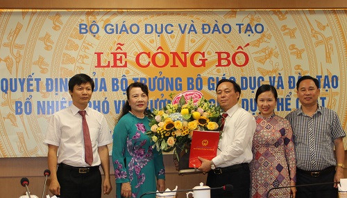 Thứ trưởng Nguyễn Thị Nghĩa cùng lãnh đạo các đơn vị của Bộ GD&ĐT chúc mừng ông Trần Văn Lam Thứ trưởng Nguyễn Thị Nghĩa cùng lãnh đạo các đơn vị của Bộ GD&ĐT chúc mừng ông Trần Văn Lam
