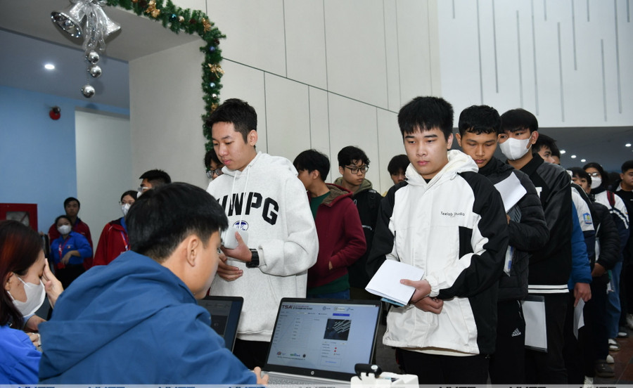 Thí sinh tham dự Kỳ thi Đánh giá tư duy đầu tiên của ĐH Bách khoa Hà Nội trong mùa tuyển sinh 2024. Ảnh: NTCC Thí sinh tham dự Kỳ thi Đánh giá tư duy đầu tiên của ĐH Bách khoa Hà Nội trong mùa tuyển sinh 2024. Ảnh: NTCC