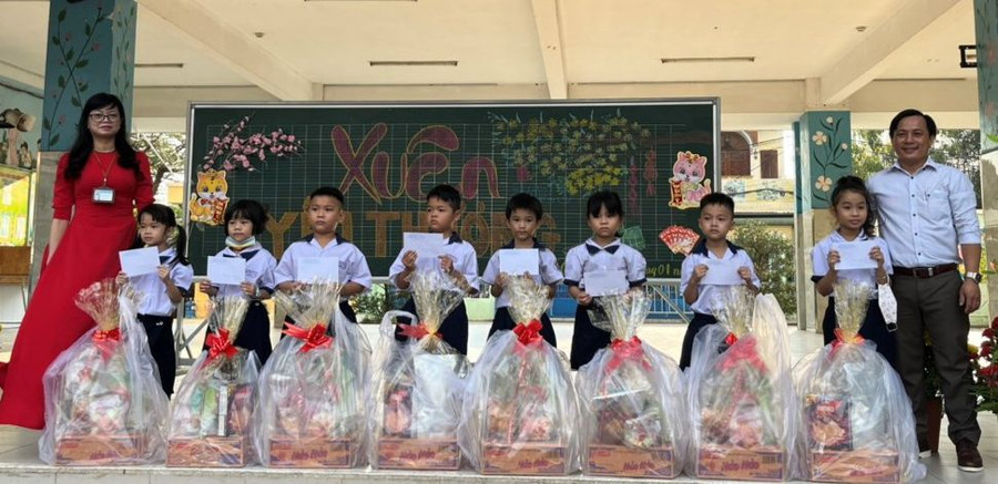 Trường Tiểu học Tân Tạo chăm lo Tết cho học sinh nghèo dịp Tết Nguyên đán 2023. Ảnh: Minh Anh Trường Tiểu học Tân Tạo chăm lo Tết cho học sinh nghèo dịp Tết Nguyên đán 2023. Ảnh: Minh Anh