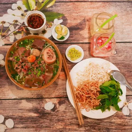 Rau thơm, hành tím là những gia vị đặc trưng không thể thiếu làm nên sự hoàn mỹ của bún bò Huế.