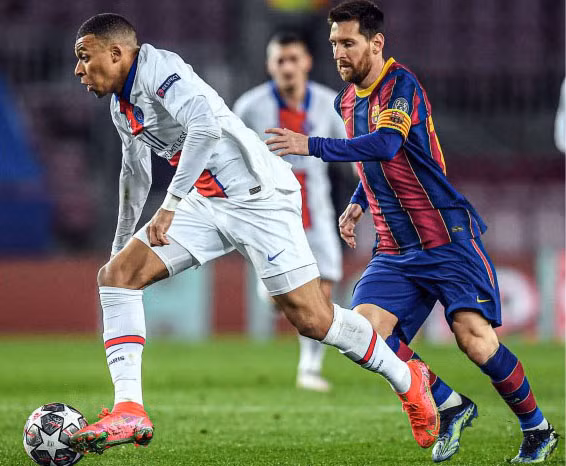 Messi (bên phải) bất lực trong trận Barca thua thảm 1-4 trước PSG.