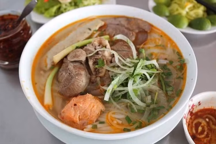 Bún bò là một trong hai món đại diện văn hóa ẩm thực Huế. 