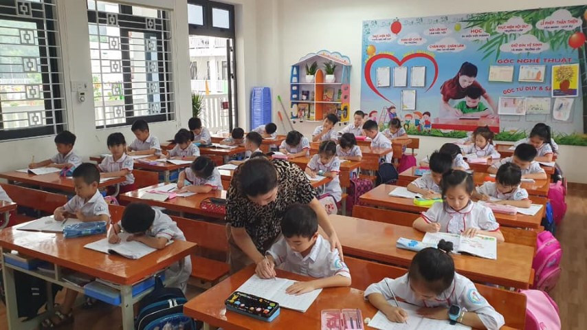 HS khối 1 được các trường đặc biệt quan tâm sau thời gian nghỉ học phòng, chống dịch trở lại trường. Ảnh: TG HS khối 1 được các trường đặc biệt quan tâm sau thời gian nghỉ học phòng, chống dịch trở lại trường. Ảnh: TG
