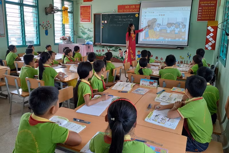 Nhiều ý kiến cho rằng, cần phải có giai đoạn dạy thực nghiệm để “nhặt sạn” trước khi đưa SGK mới vào giảng dạy.