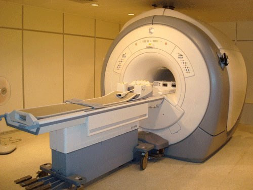 Theo các chuyên gia, khi phát hiện những dấu hiệu trên, tốt nhất nên tìm gặp bác sĩ chuyên khoa thần kinh để tiến hành thăm khám. Tại đây, chuyên gia sức khỏe sẽ tiến hành chụp cộng hưởng từ (MRI) hoặc chụp cắt lớp (CT) nhằm phát hiện khối u não. Tùy vào sức khỏe, tình trạng bệnh, bác sĩ sẽ chỉ định thực hiện xạ trị nhắm mục tiêu, hóa trị hoặc phẫu thuật cần thiết để loại bỏ khối u. Theo các chuyên gia, khi phát hiện những dấu hiệu trên, tốt nhất nên tìm gặp bác sĩ chuyên khoa thần kinh để tiến hành thăm khám. Tại đây, chuyên gia sức khỏe sẽ tiến hành chụp cộng hưởng từ (MRI) hoặc chụp cắt lớp (CT) nhằm phát hiện khối u não. Tùy vào sức khỏe, tình trạng bệnh, bác sĩ sẽ chỉ định thực hiện xạ trị nhắm mục tiêu, hóa trị hoặc phẫu thuật cần thiết để loại bỏ khối u..