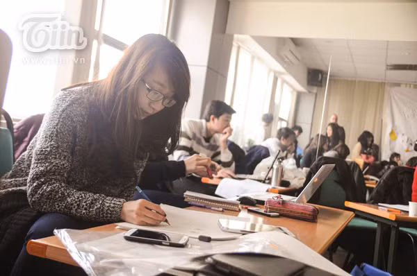 Cựu sinh viên ngoại thương và dự án chép bài bằng tranh