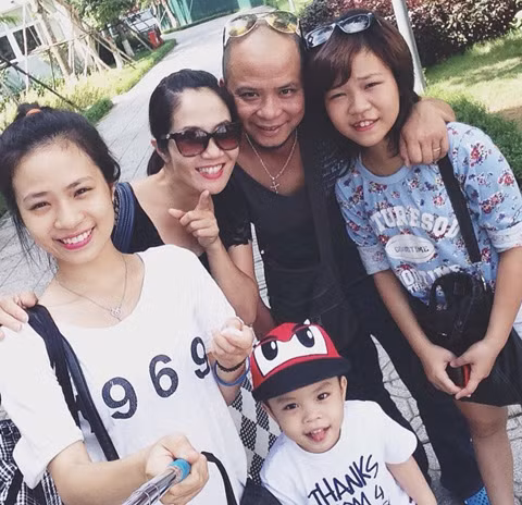 Cặp vợ chồng diễn viên hạnh phúc bên các con.