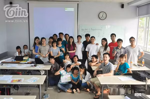 Cựu sinh viên ngoại thương và dự án chép bài bằng tranh