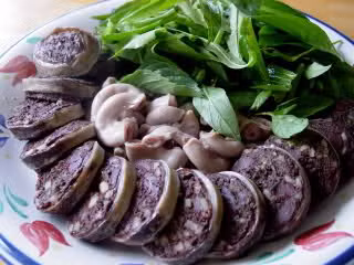 Lòng lợn có thể được chế biến thành rất nhiều món ngon và hấp dẫn.