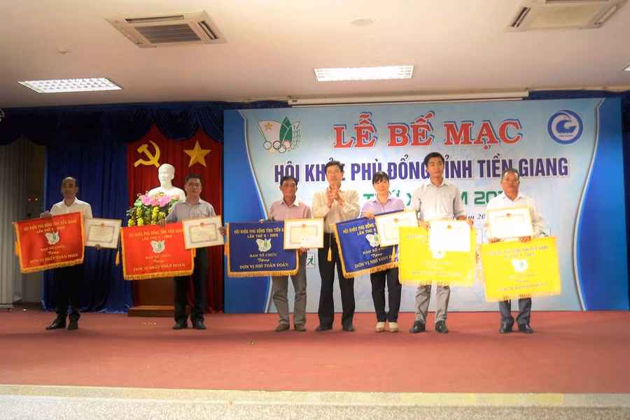 Ban Tổ chức trao giải toàn đoàn cho các đơn vị.