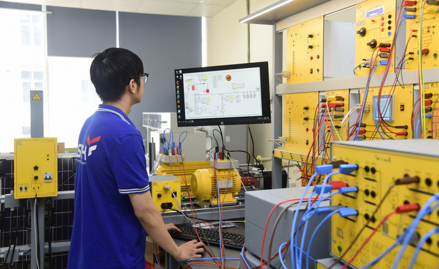 Sinh viên Trường ĐH Khoa học và Công nghệ Hà Nội trong giờ thực hành. Ảnh: NTCC Sinh viên Trường ĐH Khoa học và Công nghệ Hà Nội trong giờ thực hành. Ảnh: NTCC