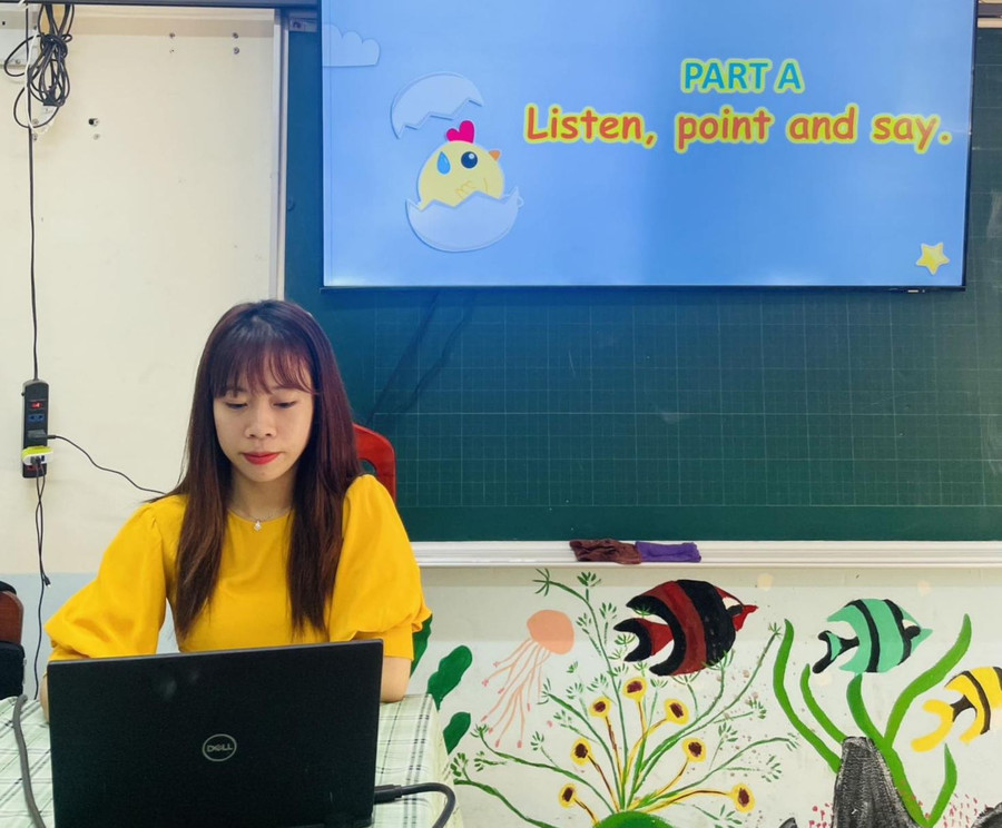 Cô Phạm Thị Hiền - Trường Tiểu học Thăng Long (Bảo Lộc, tỉnh Lâm Đồng) dạy trực tuyến cho học sinh tiểu học tỉnh Hà Giang. Ảnh: NVCC Cô Phạm Thị Hiền - Trường Tiểu học Thăng Long (Bảo Lộc, tỉnh Lâm Đồng) dạy trực tuyến cho học sinh tiểu học tỉnh Hà Giang. Ảnh: NVCC