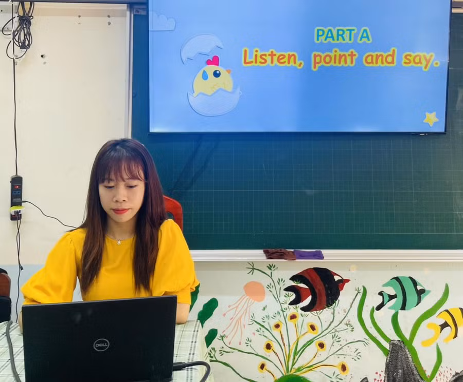 Cô Phạm Thị Hiền - Trường Tiểu học Thăng Long (Bảo Lộc, tỉnh Lâm Đồng) dạy trực tuyến cho học sinh tiểu học tỉnh Hà Giang. Ảnh: NVCC Cô Phạm Thị Hiền - Trường Tiểu học Thăng Long (Bảo Lộc, tỉnh Lâm Đồng) dạy trực tuyến cho học sinh tiểu học tỉnh Hà Giang. Ảnh: NVCC