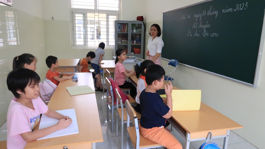 Cô Hồng mong được cống hiến cả cuộc đời cho sự nghiệp giáo dục. Cô Hồng mong được cống hiến cả cuộc đời cho sự nghiệp giáo dục.