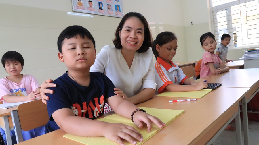 Cô Hồng cùng học trò trong giờ học.