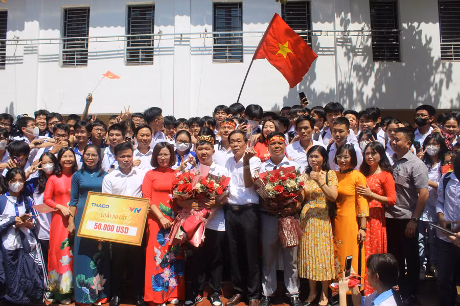 Xuân Mạnh được thầy cô và học sinh nhà trường đón chào sau một ngày vô địch cuộc thi “Đường lên đỉnh Olympia” năm 2023.