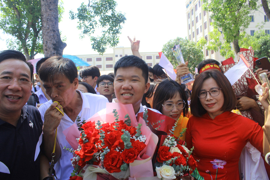 Xuân Mạnh trong ngày trở về Trường THPT Hàm Rồng, sau khi trở thành quán quân Olympia 2023. Xuân Mạnh trong ngày trở về Trường THPT Hàm Rồng, sau khi trở thành quán quân Olympia 2023.