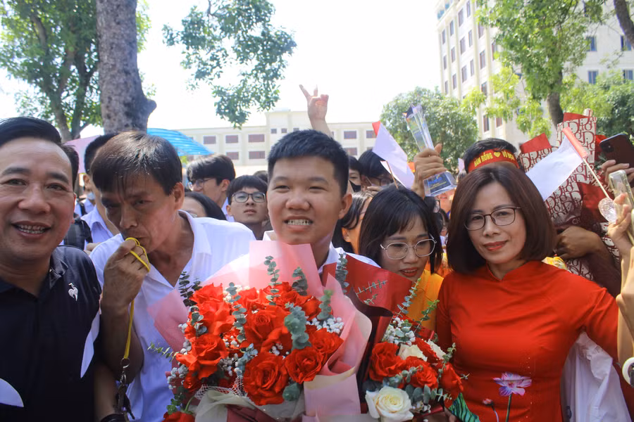 Xuân Mạnh trong ngày trở về Trường THPT Hàm Rồng, sau khi trở thành quán quân Olympia 2023.