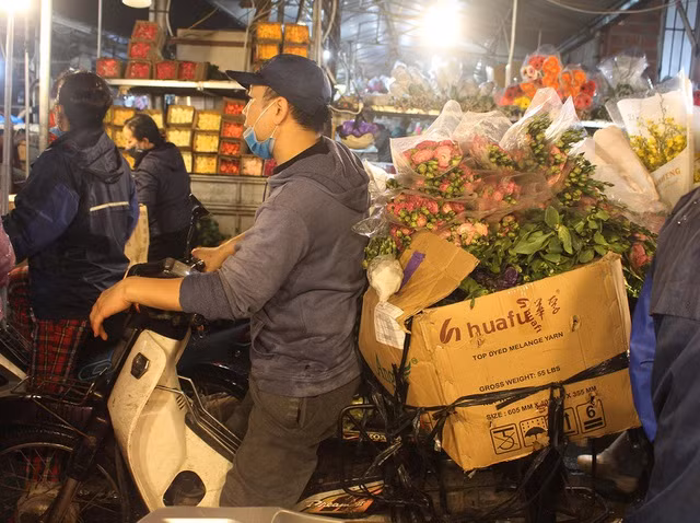 Rất nhiều hoa tươi được vận chuyển đến tay người mua. Ảnh: tienphong.vn.