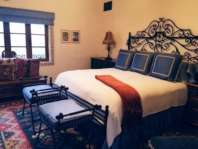 Ảnh chụp một phòng bên ngủ bên trong, giường hay đồ dùng đều toát lên nét quý tộc.