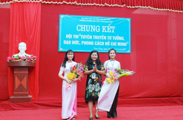 Phùng Thị Phương Thảo (đứng bên trái) tham dự Hội thi “Tuyên truyền tư tưởng, đạo đức, phong cách Hồ Chí Minh” Phùng Thị Phương Thảo (đứng bên trái) tham dự Hội thi “Tuyên truyền tư tưởng, đạo đức, phong cách Hồ Chí Minh”