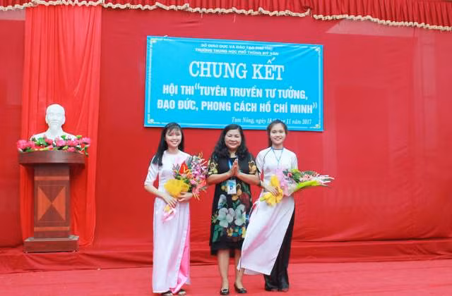 Phùng Thị Phương Thảo (đứng bên trái) tham dự Hội thi “Tuyên truyền tư tưởng, đạo đức, phong cách Hồ Chí Minh”