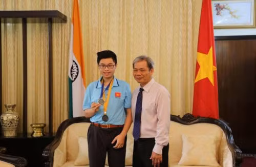 Đinh Vũ Tùng Lâm chụp ảnh cùng Tham tán Đại sứ quán Việt Nam tại Ấn Độ khi giành huy chương bạc tại kỳ thi Olimpic toán học trẻ năm 2017 tại Ấn Độ (X-IMC)