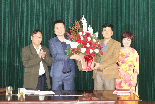 Ông Nguyễn Quốc Hải tặng hoa chúc mừng tân Tổng Biên tập Triệu Ngọc Lâm Ông Nguyễn Quốc Hải tặng hoa chúc mừng tân Tổng Biên tập Triệu Ngọc Lâm