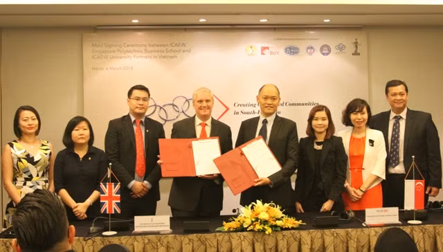 Đại diện ICAEW - Singapore Polytechnic ký kết Biên bản ghi nhớ